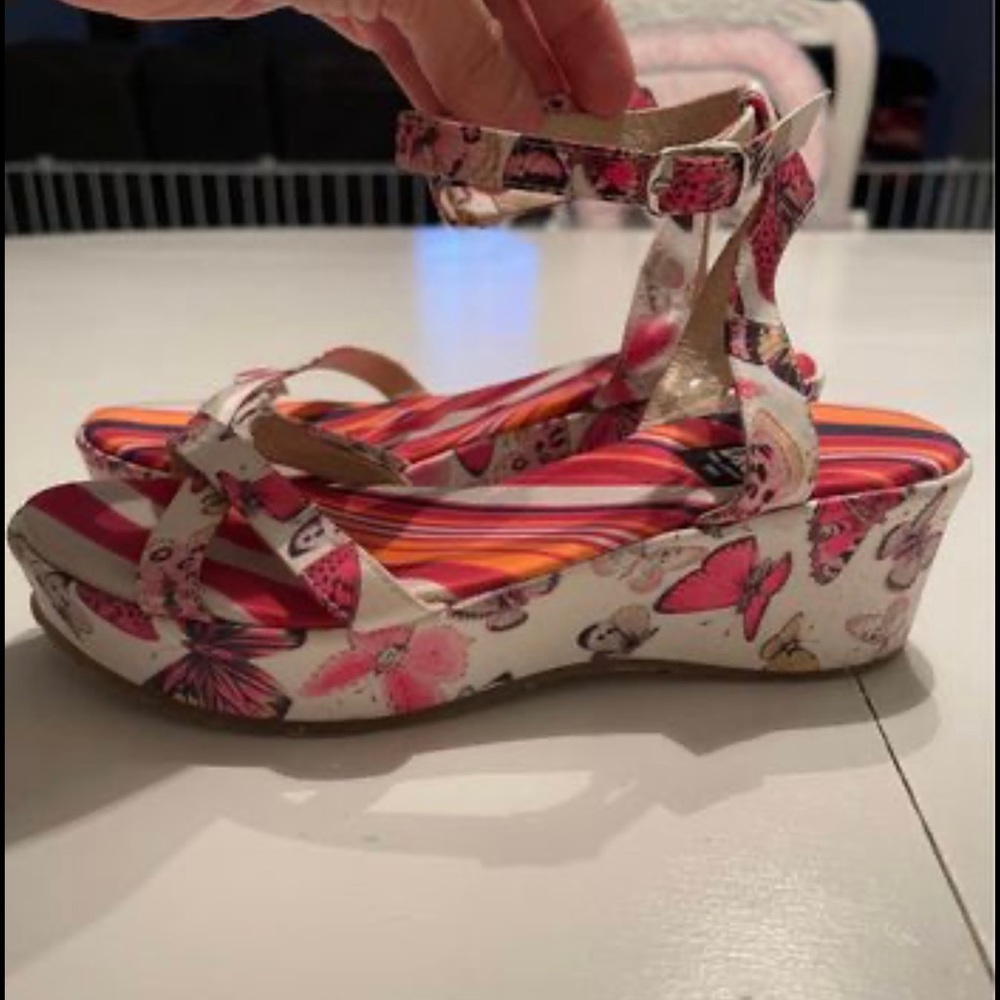 Dolce & Gabbana kids sandals. Like new! Size 33 (size 3)